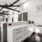 Luxury Golden Triangle Ac Apartamento